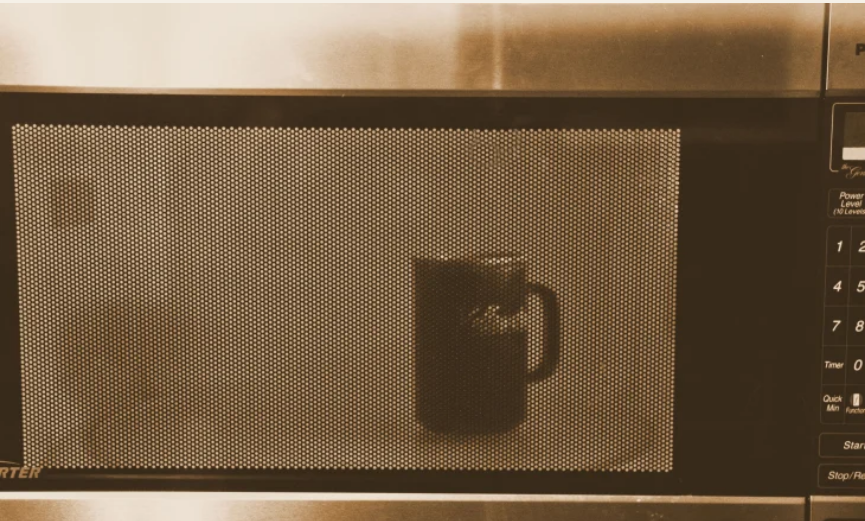 Devo esquentar o café no microondas?